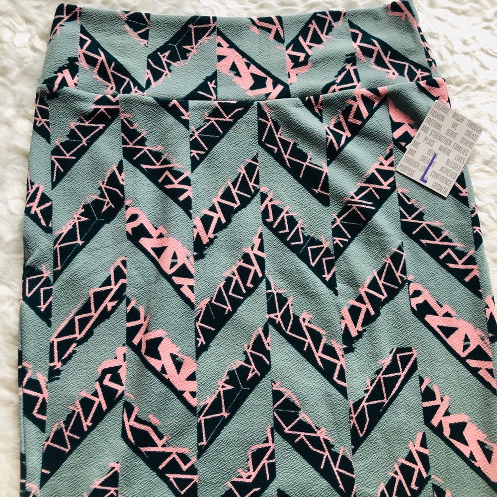 NWT Large LuLaRoe Cassie in blue/grey Chevron
